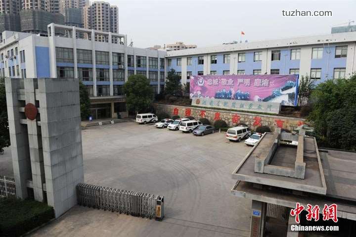 長沙市坪塘勞動教養管理所采購我公司定制生產的11KW二用一備自來水加壓泵站一套，本設備供水范圍為5公里，供水人數為3600人，目前本自來水加壓泵站運行平穩，高效節能，受到了管理所的一致好評！